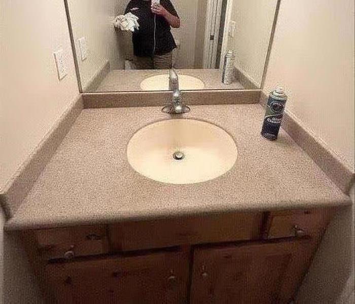 Sink with no mess, clean mirror 